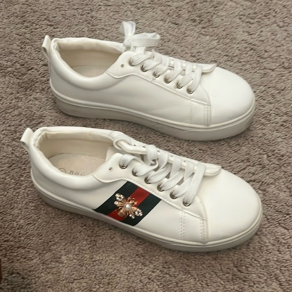 White Sneakers with Green and Red Accents - Size 8 - Picture 9 of 15